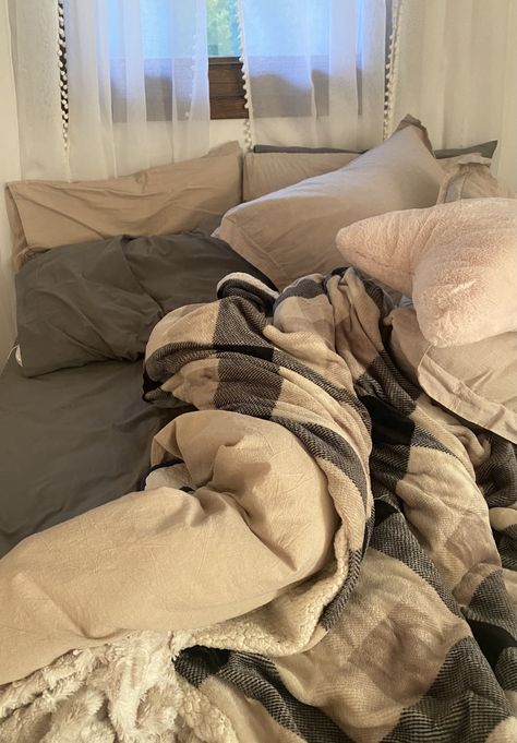 Cozy Plush Bedroom, Pillow And Blanket Aesthetic, Lots Of Blankets On Bed, Blanket Stack Aesthetic, Cozy Room Aesthetic Blankets, Quilt Bed Aesthetic, Cozy Bed Spreads, Aesthetic Fluffy Blanket, Brown Bed Aestethic