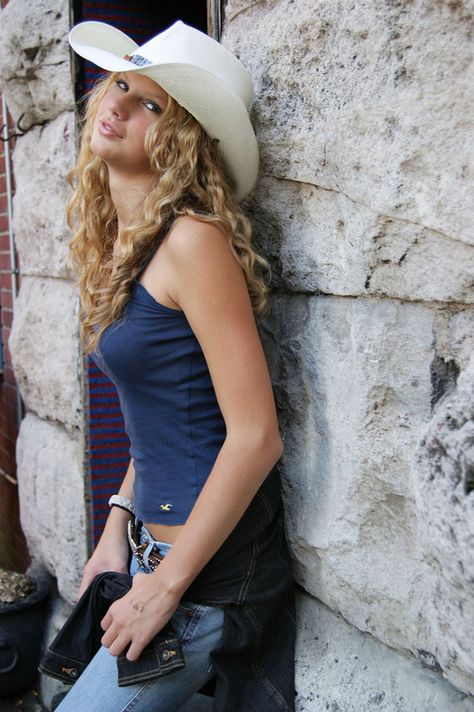 Hats are cool. | How To Take A Glamour Shot Like Teenage Taylor Swift Taylor Swift Country, Taylor Swift Debut Album, Taylor Swift Debut, Young Taylor Swift, Taylor Swift Photoshoot, Taylor Swift Fotos, Debut Photoshoot, Taylor Swift Party, Taylor Outfits