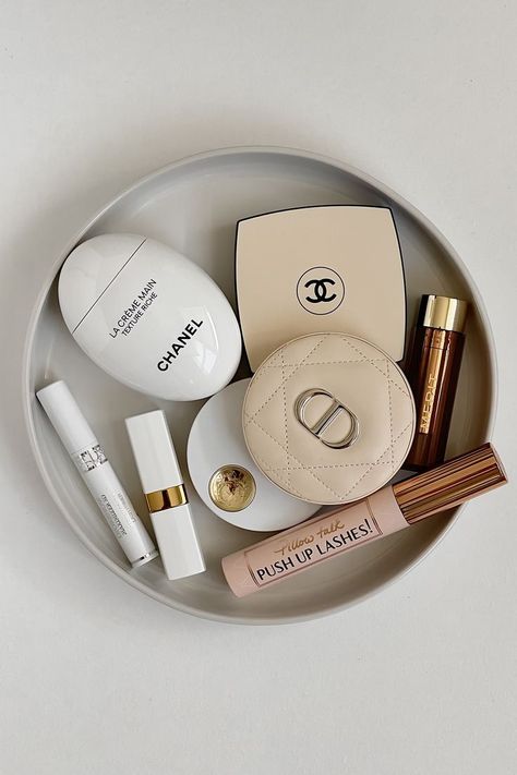 Parisian Makeup, Project Aesthetic, Minimalist Makeup, White Makeup, Minimalist Beauty, Luxury Cosmetics, Cream Aesthetic, Minimal Makeup, Chanel Beauty