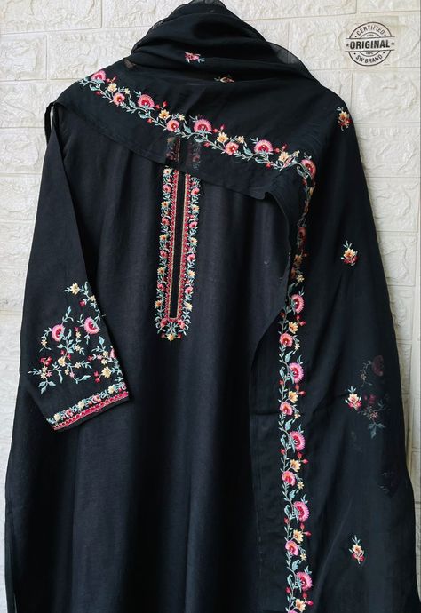 Velvet Pakistani Dress, Silk Kurti Designs, Fashion Dress Up Games, Embroidery Fashion Detail, Girls Dresses Sewing, Simple Kurta Designs, Trendy Shirt Designs, Simple Kurti Designs, Modest Dresses Casual