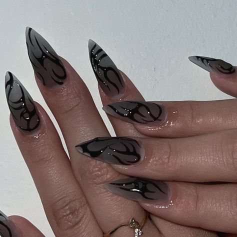 Seductive Gothic Nail Designs Ideas 2023 Step into the New Year with style - explore chic and sparkling nail designs! Ongles Goth, Black Chrome Nails, Vampy Nails, Gothic Nail Art, Black Acrylic Nail Designs, Vampire Nails, Dark Nail Designs, Horror Nails, Unghie Sfumate