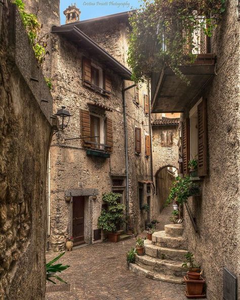Italia Lake District, Italian Courtyard, Vila Medieval, Garda Italy, Italian Lakes, Italian Village, Italy Photo, Beautiful Buildings, Magical Places