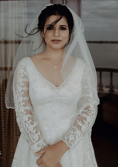 White Gown Jewellery, Kerala Christian Bride Gown, White Saree Wedding, Christian Wedding Dress, Christian Wedding Sarees, Christian Wedding Gowns, Christian Bridal Saree, Bridal Pics, Engagement Dress For Bride