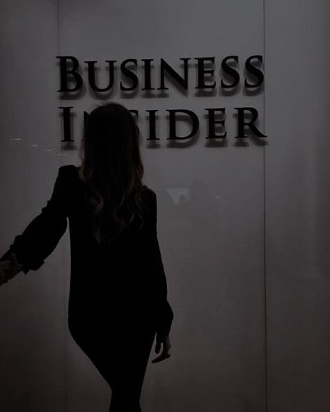 Black And White Boss Lady Aesthetic, Black Business Outfit Aesthetic, Business Woman Aesthetic Dark, Female Villan Aesthetic, Ceo Girl Aesthetic, Dark Powerful Woman Aesthetic, Power Women Aesthetics, Badass Woman Aesthetic, Ceo Wallpaper