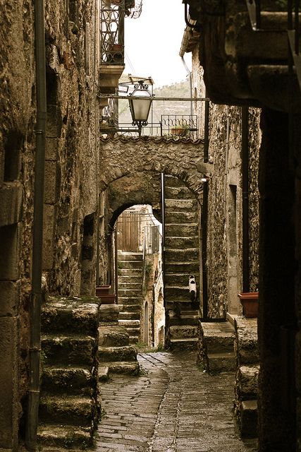 Castelvecchio Calvisio - vicolo Creepy Alleyway, Medieval Alleyway, Alley Way, Background Reference, Shanty Town, London Women, World Street, Cities In Italy, Creepy Horror