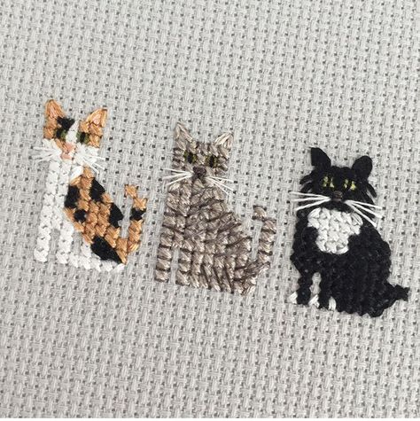 Black And White Cat Cross Stitch, Mini Dog Cross Stitch, Mini Cat Cross Stitch Pattern, Cross Stitch Classic, Calico Cat Cross Stitch, Small Free Cross Stitch Patterns, Cats Cross Stitch Pattern, Farm Cross Stitch Patterns Free, Sapphic Cross Stitch