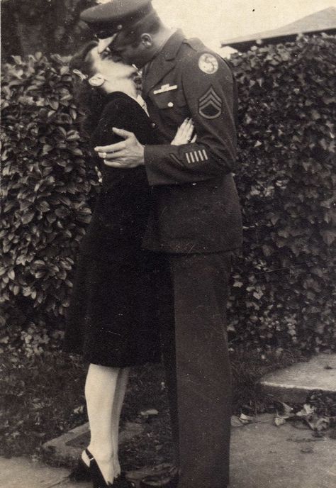 40s Aesthetic, 1940s Aesthetic, Couples Vintage, 1940s Photos, Old Fashioned Love, Vintage Couples, Vintage Romance, A Soldier, Poses References