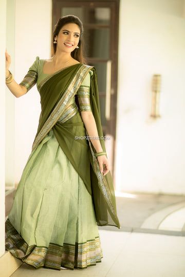 Green Dhavani Set, Onam Outfit Ideas For Women, Half Saree Cotton, Cotton Half Saree South Indian, Ival Halfsaree, Georgette Half Saree Designs, Pavadai Thavani Design, Half Saree Ideas Simple, Half Saree Green