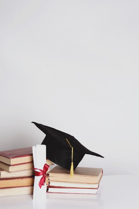 Square academic hat Free Photo | Free Photo #Freepik #freephoto #certificate #school #education #student Graduation Wallpaper, Education Student, Graduation Photography Poses, Graduation Poses, Cool Pictures For Wallpaper, Graduation Picture Poses, Graduation Photography, School Education, Flower Background Wallpaper