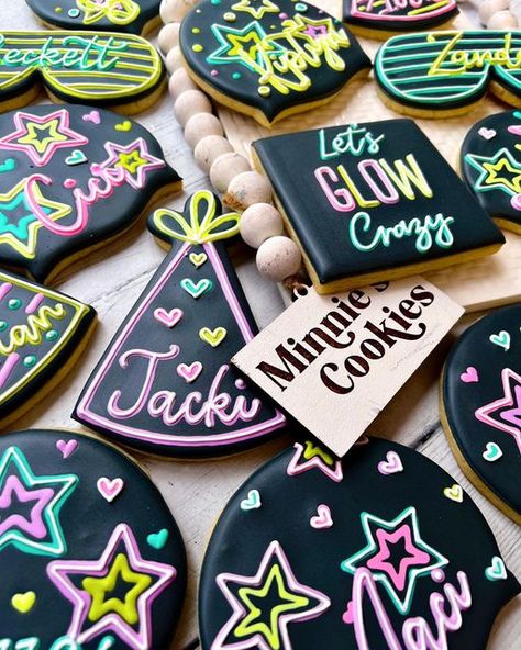 Amanda Luecke on Instagram: "Glow in the dark (black light) cookies for a NYE kids sleepover collab with @miko.events !! SWIPE TO SEE THEM UNDER A BLACK LIGHT! . I used neon glow in the dark powder and mixed it with royal icing to get them to glow. I also added electric gel colors to enhance the colors so I wasn’t using all powder to color the icing. . . . . . . . . . #minniescookies #glowinthedarkcookies #glowinthedark #nyeparty #happynewyear #nye2022 #customsugarcookies #customdecoratedcooki Glow In The Dark Cookies, Neon Cookies, Nye Kids, Neon Sweet 16, Light Cookies, Kids Sleepover, Neon Birthday Party, Glow Birthday Party, Cookies Birthday