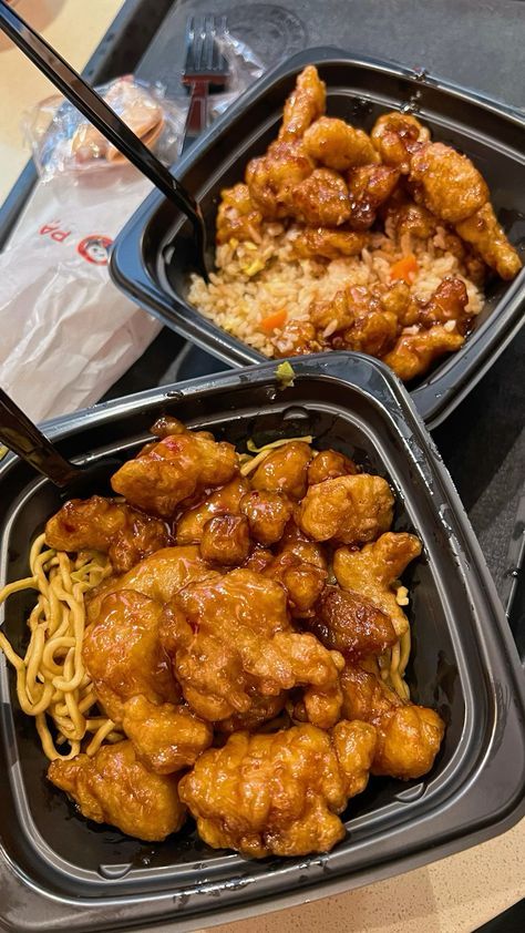 Essen, Eating Snacks Aesthetic, Chinese Food Takeaway, Yummy Food Aethstetic, Orange Chicken Aesthetic, Asian Food Market, Panda Express Aesthetic, Chicken Dinner Aesthetic, Chinese Takeout Aesthetic