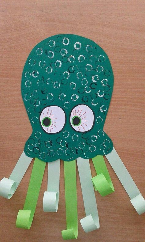 Polvo de papel. Octopus Crafts, Under The Sea Crafts, Jellyfish Craft, Animal Art Projects, Sea Crafts, Fish Crafts, Ocean Crafts, Summer Crafts For Kids, Ideas Craft