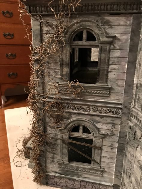 DIY: Haunted Dollhouse Diy Spooky Dollhouse, Diy Miniature Haunted House, Spooky Dollhouse Diy, Dollhouse Haunted House, Diy Haunted Dollhouse, Haunted Dollhouse Diy Ideas, Dollhouse Themes, Spooky Dollhouse, Halloween Haunted House Diy