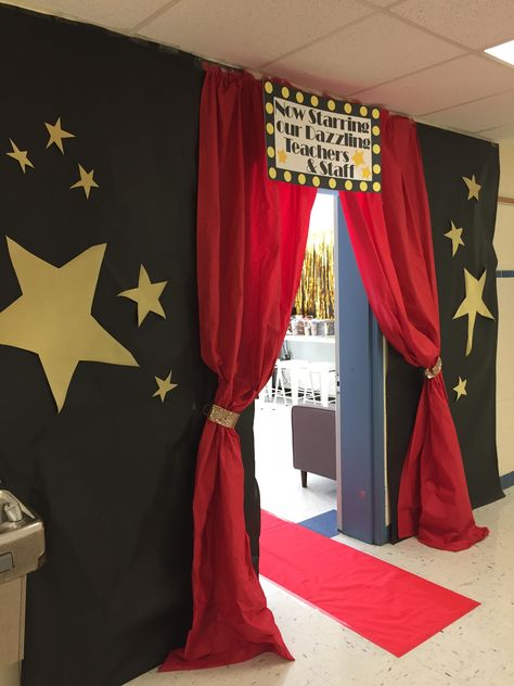 Decorar entrada para fiesta de graduación tema Hollywood Hollywood Entrance, Deco Theme Cinema, Deco Cinema, Hollywood Birthday Parties, Red Carpet Theme, Hollywood Birthday, Movie Night Birthday Party, Hollywood Party Theme, Oscar Night