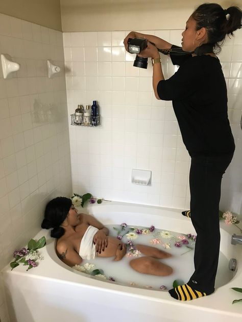 Bath Maternity Shoot, Milk Bath Maternity Shoot, Diy Milk Bath, Home Maternity Photography, Diy Maternity Photos, Baby Bump Photoshoot, Maternity Photography Poses Outdoors, Milk Bath Maternity, Cute Pregnancy Pictures