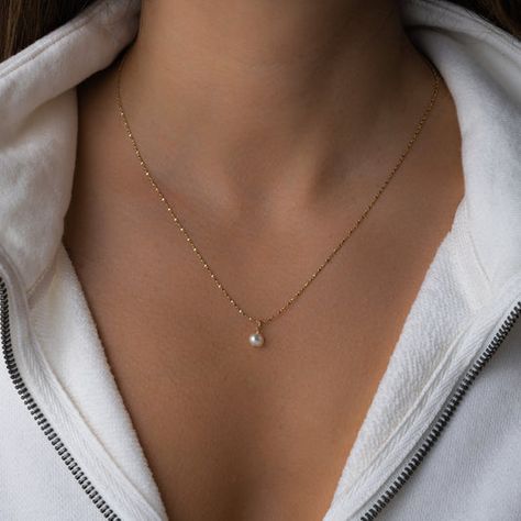 Pearls – Sami Jewels Dainty Classy Jewelry, Nice Necklaces Simple, Dainty Pearl Necklace Gold, Dainty Gold Pearl Jewelry, Gold Necklace Elegant, Dainty Feminine Jewelry, Pale Gold Jewelry, Gold Necklace With Diamond Pendant, Trendy Silver Necklaces