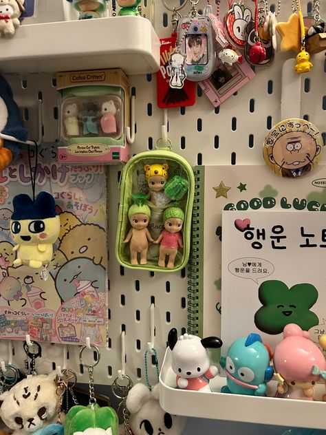 Trinkets Aesthetic Room, How To Display Figurines, Jumino Core Bedroom, Mogu Mogu Core, Juminocore Aesthetic, Juminocore Room, Otaku Aesthetic, Korean Room, Pegboard Ideas