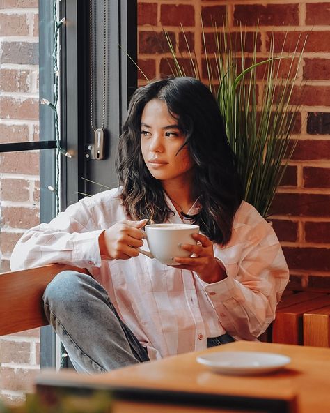 Photoshoot Ideas At Coffee Shop, Coffee Model Photography, Influencer Coffee Photos, Coffee Shop Portrait Photography, Cafe Photoshoot Aesthetic, Coffee Photography With Model, Photoshoot At Coffee Shop, Cafe Portrait Photography, Aesthetic Person Photography