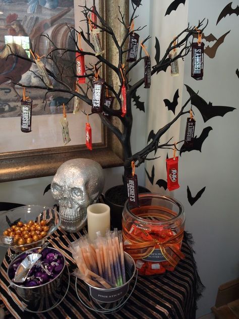 20 Pretty Halloween Decorations Ideas for This Year - Decoration Love Pretty Halloween Decorations, Halloween Candy Table, Halloween Candy Buffet, Halloween Candy Bar, Postres Halloween, Dulces Halloween, Pretty Halloween, Adornos Halloween, Halloween Bash