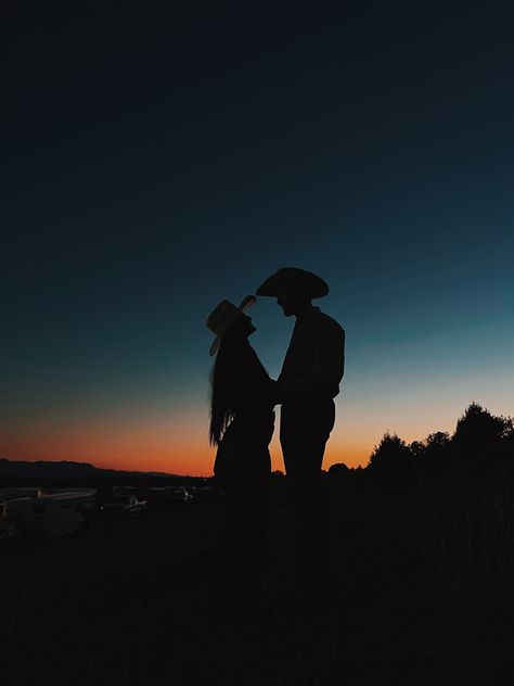 Old Western Romance Aesthetic, Cute Cowboy And Cowgirl Couple Pics, Cowboy Lovers Aesthetic, Cowboy Boyfriend Goals, Western Couples Aesthetic, Cute Couple Western Pictures, Pictures To Take With Your Boyfriend Country, Dating A Cowboy Aesthetic, Ranch Life Aesthetic Couple