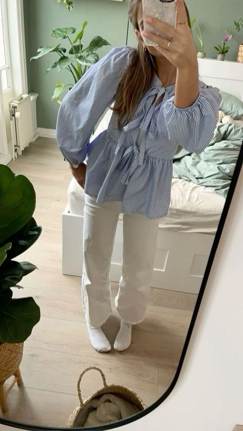 Paris Outfit Ideas Summer Parisian Style, Winter Outfit Inspo 2023, Outfit Ideas Printemps, Denmark Outfits, Italian Aesthetic Outfit, Sweden Street Style, Outfit Bleu, Stockholm Style Summer, Outfit Printemps