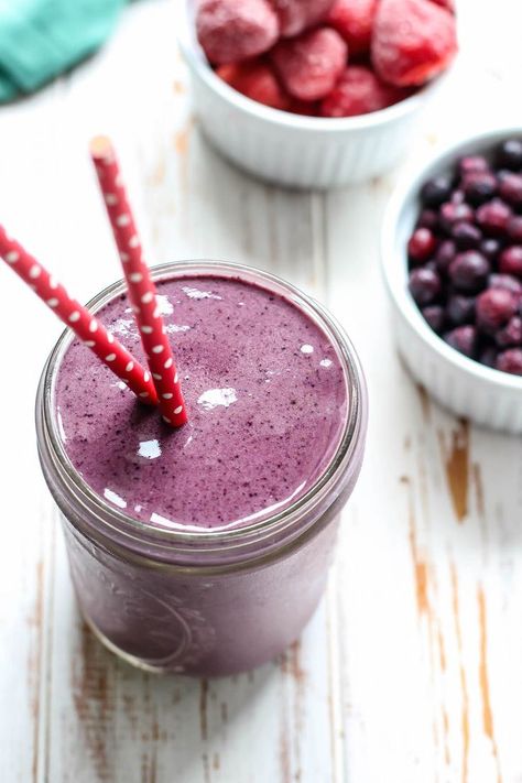 Kick your health up a notch with this Purple Power Superfood Smoothie. Using berries rich in antioxidants, plus acai powder for a superfood boost. Add your favorite protein powder for a filling on-the-go meal. Fresco, Acai Smoothie Recipe, Acai Powder, Strawberry Blueberry Smoothie, Super Healthy Snacks, Blueberry Smoothie Recipe, Healty Dinner, Blueberry Smoothie, Milk Smoothie