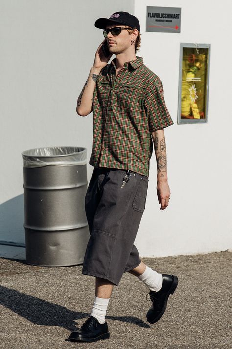 Fashion Model Street Style, Summer Wear Men Street Styles, Spring Man Outfit, Streetwear Men Summer Outfits, Mens Outfits Oversized, Button Up Fits Men, Summer Fashion Men 2024, Summer Mens Outfits Street Style, Street Wear Men Summer