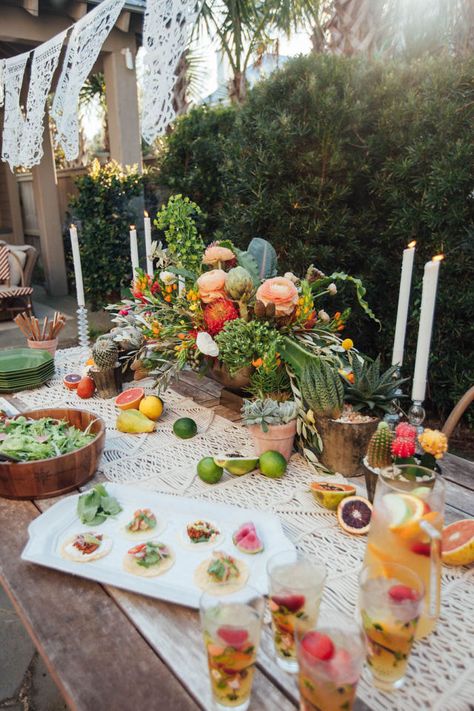 Classy Mexican Dinner Party, Tex Mex Bbq Party, Dinner Party Mexican Theme, Bachelorette Mexican Theme, Taco Margarita Party, Decorate Table For Party, Fiesta Party Table Decor, Margarita Dinner Party, Cinquo De Mayo Party Ideas