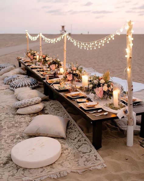 Beach Party Set Up, Beach Birthday Party Aesthetic, At Home Dinner Party, Beach Dinner Parties, Beach Picnic Party, Boho Wedding Theme, Rustic Beach Wedding, Picnic Birthday Party, Decoration Evenementielle