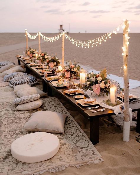 Engagement Beach Party, Wedding Beach Picnic, Birthday At Beach, Beach Dinner Ideas, Party On Beach, Beach Dinner Party, Elegant Beach Party, Night Beach Party, Beach Dinner Parties