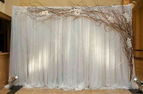 Ideal para fotos Head Table Wedding Backdrop, Vintage Backdrop, Backdrop Frame, Wedding Backdrop Design, Pipe And Drape, Breathtaking Wedding, Backdrop Design, Wedding Deco, Photo Backdrop