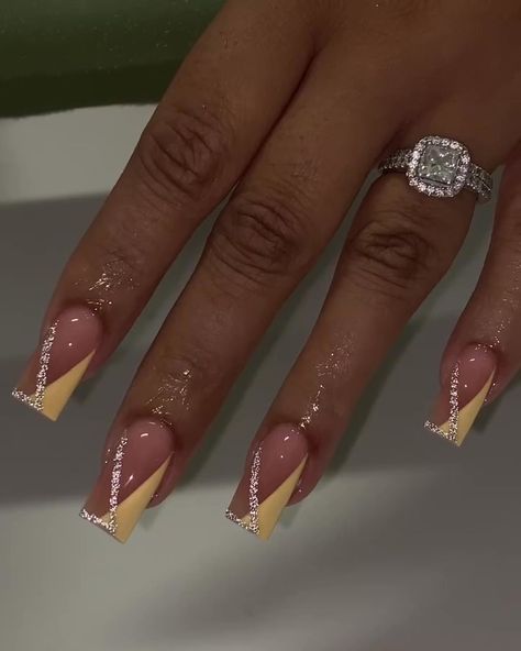 20 Bright Summer Nail Designs to Inspire You Bright Summer Nail Designs, Holiday Acrylic Nails, Bright Summer Nails Designs, Girly Acrylic Nails, Gold Acrylic Nails, Summer Nail Designs, Bright Summer Nails, Fancy Nails Designs, Square Nail Designs