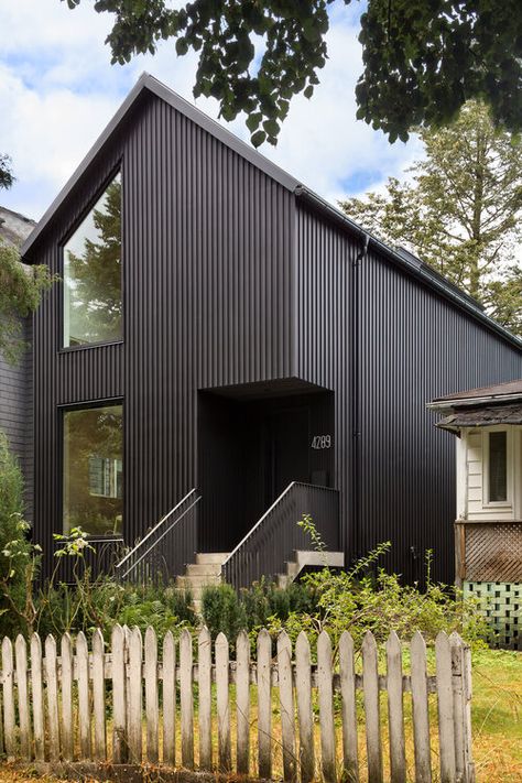 John Street 2 — SCOTT POSNO DESIGN Metal Siding House, Scandinavian Cabin, Board And Batten Exterior, Standing Seam Roof, Steel Cladding, Steel Siding, Black Houses, A Modern House, Standing Seam Metal Roof