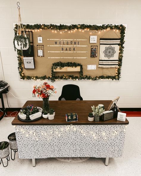 Teachers Corner Ideas Classroom, Classroom List For Teachers, Junior High Classroom Decor Ideas, Classroom Whiteboard Organization High School, Cute High School Classroom Decor, Aesthetic Teacher Desk, Boho Classroom High School, Hobby Lobby Classroom Decor, Aesthetic Classroom Decor Middle School