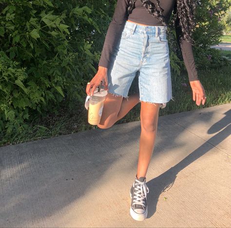 90s Bermuda Shorts Outfit, Modest Denim Shorts, Knee Shorts Outfits Aesthetic, Mid Length Shorts Outfits Aesthetic, Summer Outfits Black Converse, Summer Bermuda Shorts Outfits, Black Converse Shorts Outfit, Bermuda Shorts Outfit 2023, Knee Length Shorts Outfits Summer