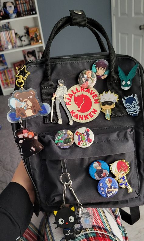 Mochila Kpop, قلادات متدلية, Anime Bag, Stylish School Bags, Aesthetic Backpack, Otaku Room, Inside My Bag, Aesthetic Bags, Anime Crafts