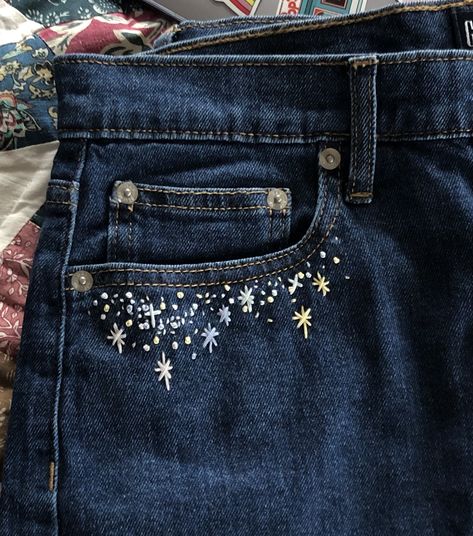 Embroidery Jeans Diy, Stella Jeans, Clothes Embroidery Diy, Denim Embroidery, Diy Vetement, Diy Embroidery Patterns, Embroidery Jeans, Pola Sulam, Kleidung Diy