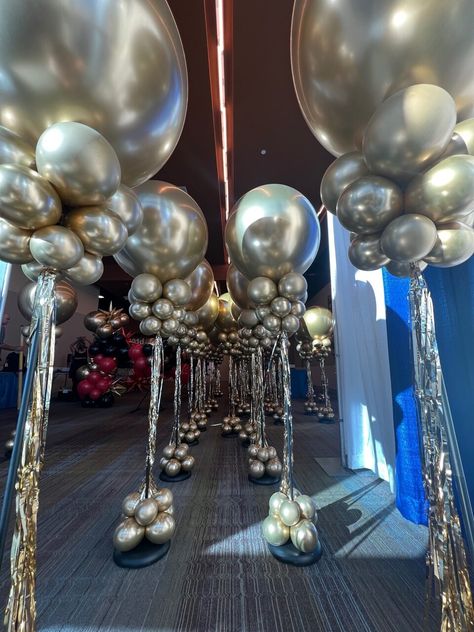 Balloon Room Decor & Stage Decor » The Balloon People Living Room Balloon Decoration, Prom Balloon Backdrop Ideas, Gala Stage Decor, Disco Balloon Centerpiece, Fancy Balloons Decorations, Talent Show Balloon Decor, Gala Balloon Decor, Balloons On Stage, Wedding Balloon Columns