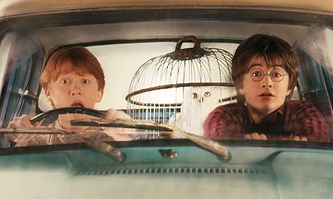 Ron and Harry in the flying car Film Harry Potter, Wallpaper Harry Potter, Ron And Harry, Harry Potter Wall, Ronald Weasley, Buku Harry Potter, Bon Film, Images Harry Potter, Harry Potter Images