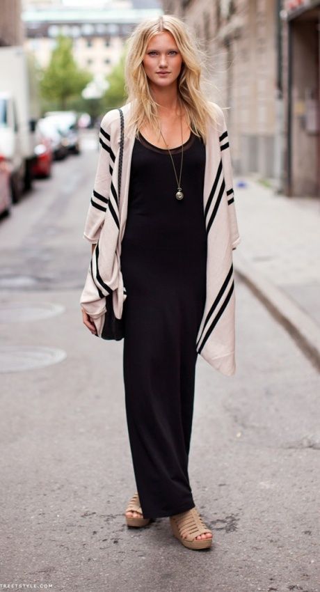 151 Kimono Outfit Ideas- 20 Ways To Dress Up With Kimono Outfits Black Maxi Dress With Cardigan, Simple Long Black Dress, Street Style Stockholm, Black Maxi Dress Outfit, How To Wear Kimono, Look Kimono, Dress With Kimono, Kimono Outfits, Maxi Sweater