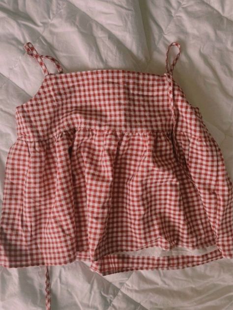 Gingham summer top ~ cute summer clothes ~ diy/handmade tops/blouses Couture, Crochet Gingham Top, Summer Tops To Sew, Sewing Summer Tops, Gingham Blouse Outfit, Sewing Top Ideas, Diy Summer Tops, Gingham Clothes, Hand Sewn Top