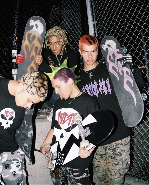 Skater Core, Punk Photoshoot, Bleached Hair Men, Skater Grunge, Skateboard Photos, Skate Punk, Scene Punk, Punk Boy, Masc Fashion