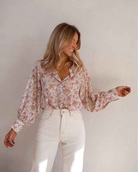 Nara, Romantic Outfits For Women, Lente Outfit, Floral Shirt Outfit, Daily Uniform, Beige And Pink, Cottagecore Outfits, Beige Jeans, Romantic Outfit