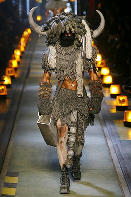 John Galliano - Gundhramns Hammer Upcycling, Haute Couture, African Reference, Mad Max Fashion, Apocalyptic Costume, Max Fashion, Look Festival, Au Ideas, Rock Wedding