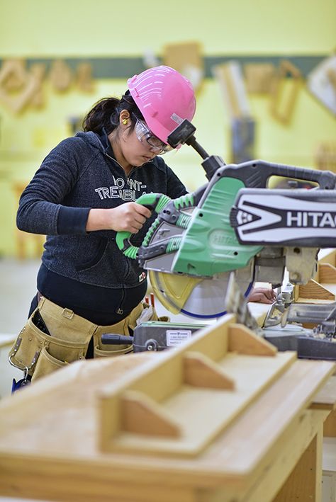 Getting even: Only 14 per cent of skilled-trades apprentices in Canada are female - Canadore runs triumphant program for Aboriginal women in the trades A 12-week program for Aboriginal women sees a 100-per-cent graduation rate Architect Outfit Women Construction, Women In Trades, Forces Outfit, Aboriginal Women, Skilled Trades, Fiercely Feminine, New Flyer, Dream Future, Army Pics