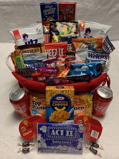 A Fantastic Gift Idea For College Students! What's the best way to get to a college student's heart? Through their stomach of course! This carefully designed college survival kit includes a mix of tasty treats as well as brain food to help your student through the semester. If you have a member of the family away from home, sometimes the best way to show you care is through the little things. This homey kit can put a smile on their face and help them through those late night projects. Our pre-pa Unique Graduation Gifts High Schools, Student Snacks, College Basket, Dorm Snacks, College Gift Baskets, Student Survival Kits, College Dorm Gifts, Dorm Gifts, College Survival Kit