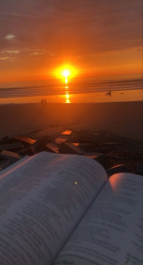 Sunset Bible Study, Bible Study At The Beach, Bible Study On The Beach, Studying At The Beach, Bible Study Wallpaper, Bible Pictures Photography, Bible On The Beach, Aesthetic Bible Pictures, God Asthetic Picture