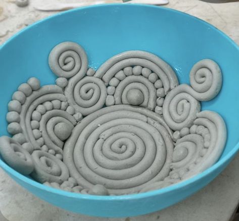 Pottery Coiling, Coil Bowl, Ceramics Bowls Designs, Clay Projects For Kids, Clay Decor, Clay Bowls, Coil Pottery, Coil Pots, Easter Decorations Ideas