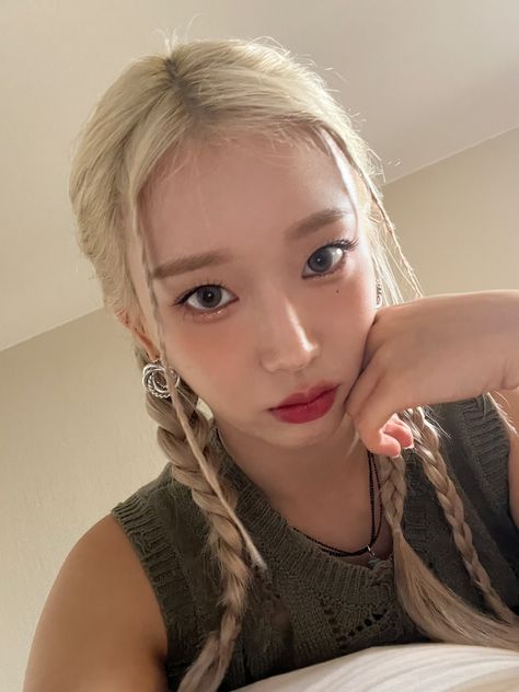ً on Twitter: "230630 🐰💭 https://t.co/8RMfuaFwa5" / Twitter Starting From The Bottom, It's Going Down, Kpop Girls, Bubbles, On Twitter, Twitter, Pins, Quick Saves