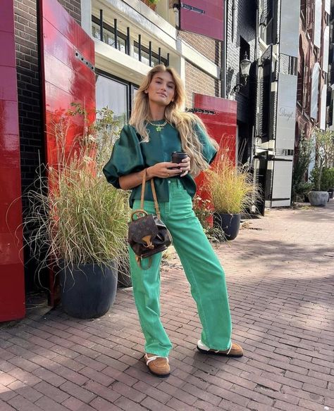 Green Pants Outfit Winter, Style Green Pants, Green Pants Outfit Ideas, Amsterdam Street Style, Bold Pants, Green Cargo Pants Outfit, Green Pants Outfit, Winter Pants Outfit, Scrubs Outfit